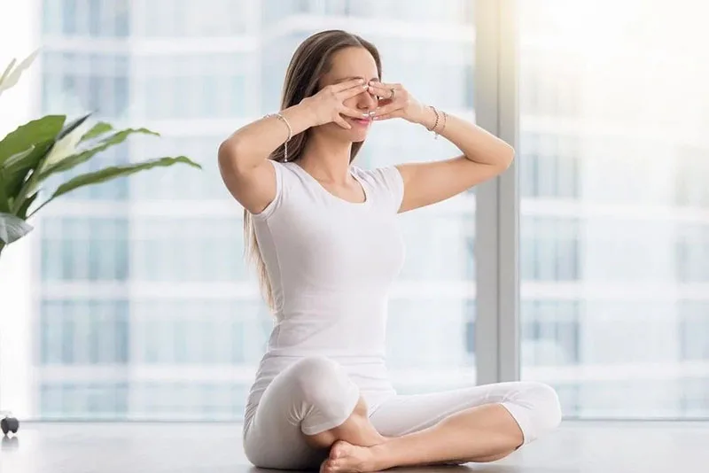 Làm dịu cơ thể và chuyển động thông qua hơi thở nhẹ và ổn định